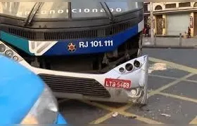 Ônibus da viação Fagundes, que saiu de São Gonçalo, se envolveu em um acidente na Lapa