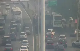 Ônibus viram barricadas na Avenida Ayrton Senna para impedir ação policial na Gardênia Azul