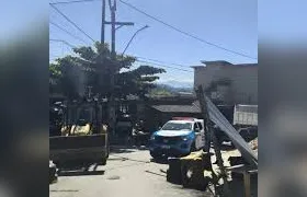 Operação para retirada de barricadas é marcada por tiroteio em São Gonçalo