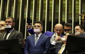 Oposição pernoita nos plenários do Congresso para impedir trabalhos