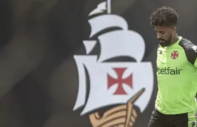 Paulinho volta a jogar após quase dois meses e busca espaço no Vasco de Diniz