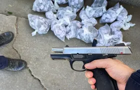 Polícia invade boca de fumo no Tamanco, em São Gonçalo; mais de mil pinos de cocaína são apreendidos