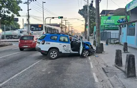 Policiais ficam feridos após viatura da PM colidir com poste em Campo Grande