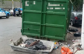 Policiais militares interditam ferro-velho irregular no acesso ao Morro do Cavalão, em Niterói