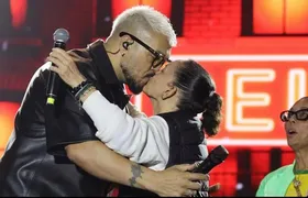 Prefeita beija Belo na boca durante show de São João na Bahia