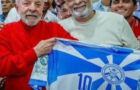 Presidente Lula recebe camisa da Acadêmicos de Niterói
