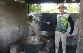 Produção artesanal de melado movimenta sítio em São Gonçalo