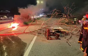 Protesto por volta de água em comunidade fecha pista na BR-101, em São Gonçalo