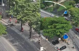 Queda de árvore fecha Rua Dr. Alfredo Backer no Alcântara; vídeo