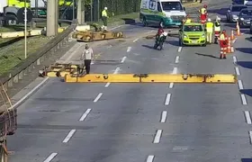 Queda de vigas de ferro de um caminhão dá 'nó' no trânsito na Ponte e Niterói