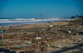 Ressaca leva 18 toneladas de lixo à Praia de Ponta Negra, em Maricá