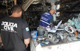 São Gonçalo interdita ferro-velho com peças de veículos roubados