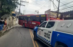 Suspeitos usam ônibus para fechar comunidade em Niterói; foragido é preso