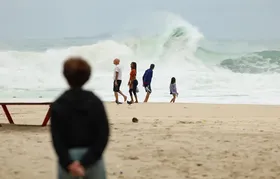 Temperatura cai no Rio, com ventania e mar de ressaca