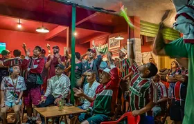 Torcedores comemoram classificação do Fluminense no "Bar Tricolor" em São Gonçalo