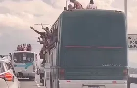 Torcedores do Flamengo são flagrados no teto de ônibus na Ponte Rio-Niterói