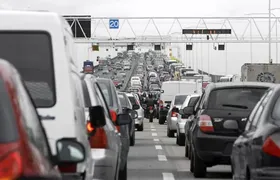 Trânsito lento marca manhã de segunda-feira na Ponte Rio–Niterói e BR-101