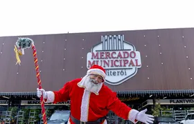 Trenó, que nada! Papai Noel chega de helicóptero ao Mercado Municipal de Niterói