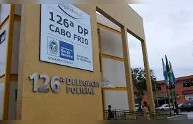 Três corpos carbonizados são encontrados dentro de carro incendiado em Cabo Frio