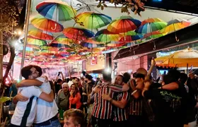 Tricolores fazem a festa e comemoram a classificação da equipe por bares de Niterói