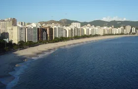 Turista esfaqueada em praia de Niterói recebe alta médica