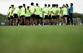 Vasco volta a ter um jogador no departamento médico com lesão de Adson