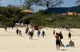 Vento forte surpreende banhistas na Praia de Itacoatiara, em Niterói