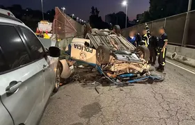 Viatura da PM capota ao ser atingida por carro em alta velocidade na Linha Amarela