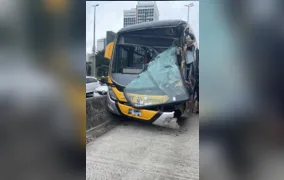 Acidente entre dois ônibus do BRT deixa mais de 20 pessoas feridas na Zona Oeste