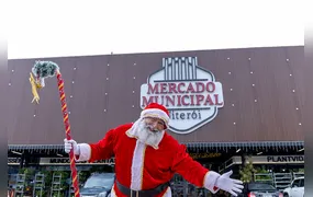 Trenó, que nada! Papai Noel chega de helicóptero ao Mercado Municipal de Niterói