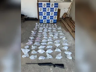 Drogas são apreendidas em residência após denúncia em São Pedro da Aldeia