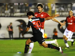 Em confronto contra o Inter, em 2010, Coutinho comandou vitória do Vasco de virada