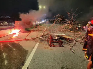 Protesto por volta de água em comunidade fecha pista na BR-101, em São Gonçalo