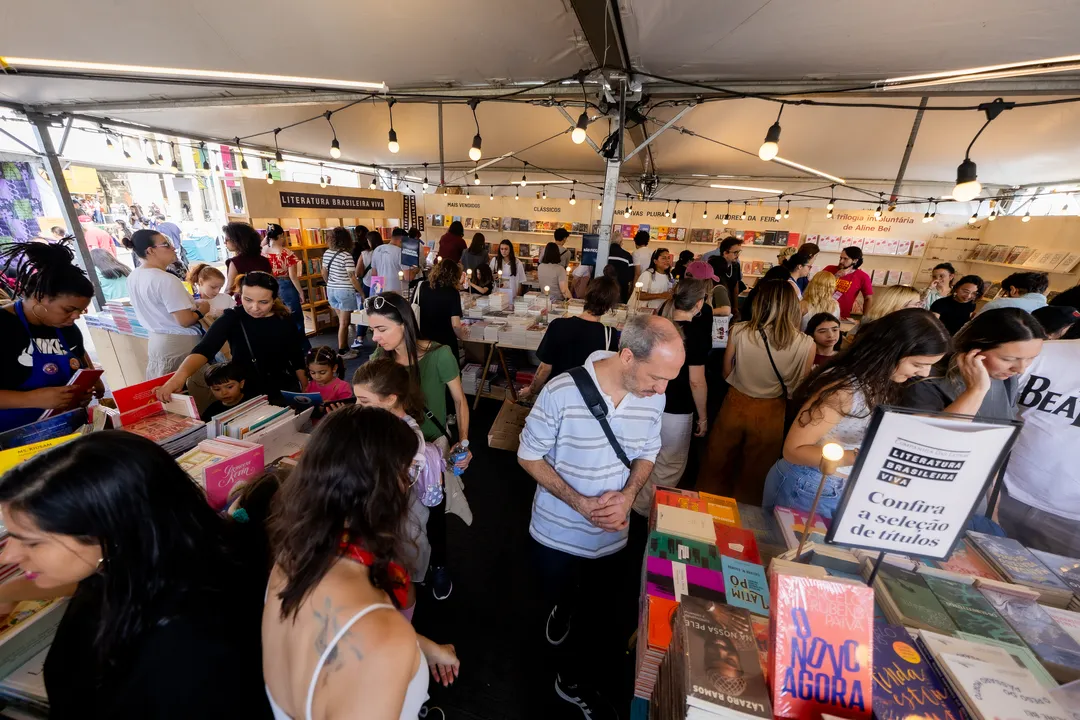 A Feira do Livro acontece na Praça Charles Miller, em São Paulo