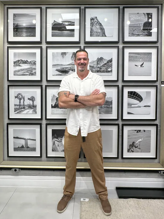 Antonio Schumacher, fotógrafo das obras e também proprietário da galeria, divide com o público o seu olhar apurado sobre a admirável poesia que reside nos contornos que delineiam o contraste entre sombra e luz