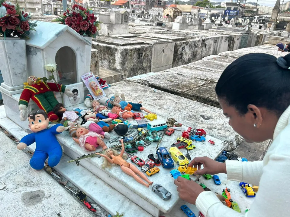 A tradição de levar presentes aos familiares e amigos que já partiram, simboliza mais do que respeito, um ato de carinho