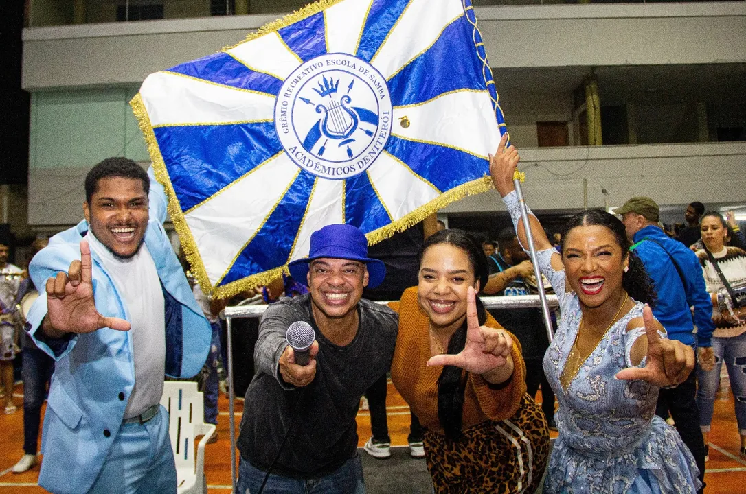 A agremiação optou por dedicar seu desfile 100% para alas da comunidade, sem fantasias comerciais, valorizando o componente