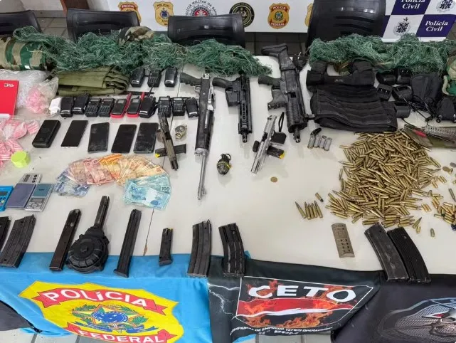 Roupas de camuflagem e granada estão entre os itens apreendidos em Caraíva