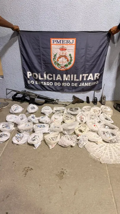 Policiais apreenderam grande quantidade de drogas após o confronto