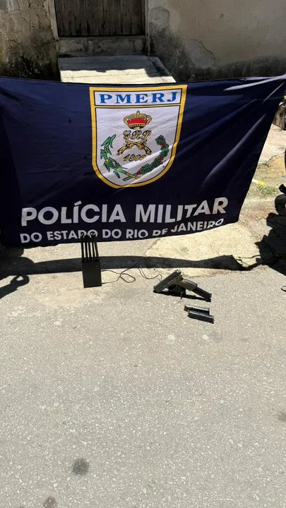 Os assaltantes fugiram para a Comunidade do Pira, onde foram perseguidos pelos policiais.