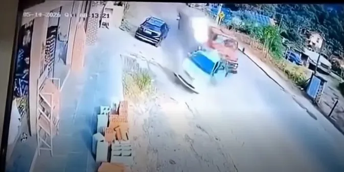 As imagens das câmeras de segurança mostram o caminhão descendo em alta velocidade pouco antes da batida