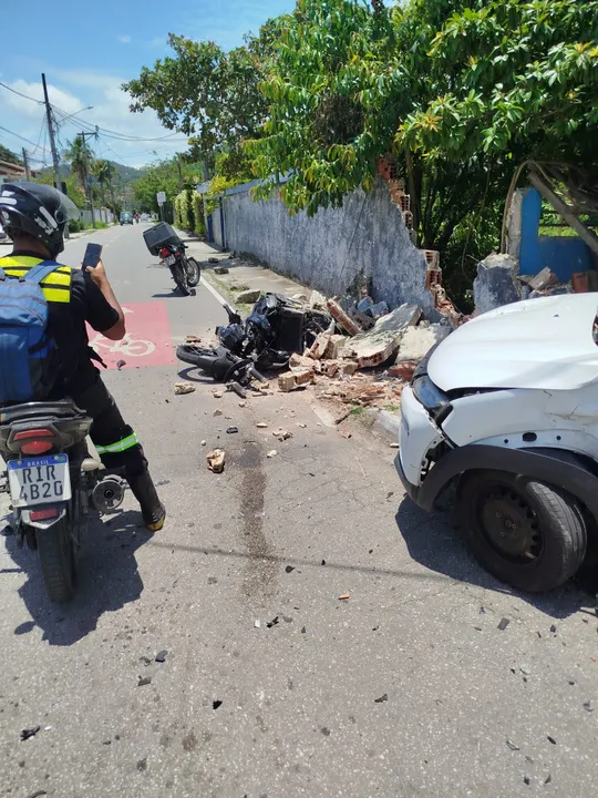 Acidente entre carro de passeio e moto aconteceu nessa quinta-feira (4)