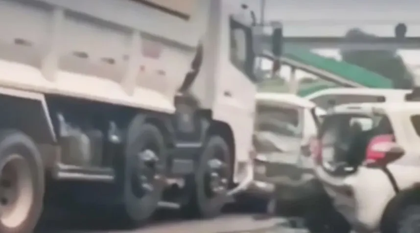 Segundo informações preliminares, uma pessoa sofreu ferimentos leves e recebeu atendimento ainda no local do acidente