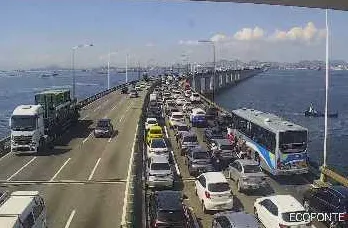 Os motoristas que trafegam em direção a Niterói encontram todas as faixas de rolamento bloqueadas para a circulação de veículos