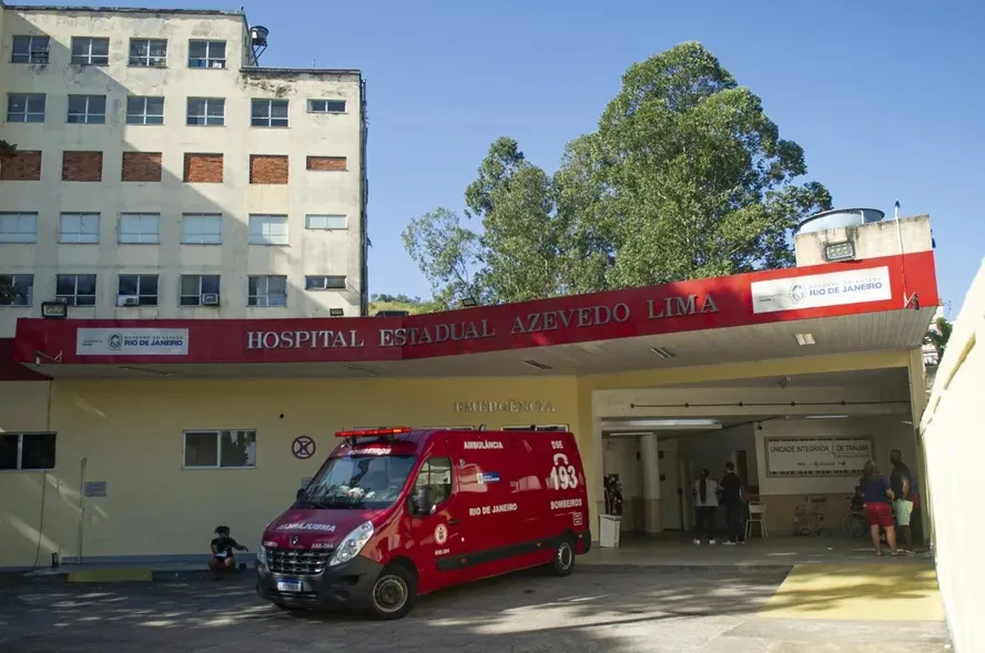 A vítima teve ferimentos leves e foi levada para o Hospital Estadual Azevedo Lima (Heal)