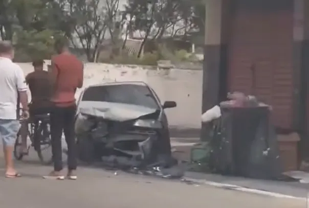 Acidente aconteceu na manhã deste domingo (9)