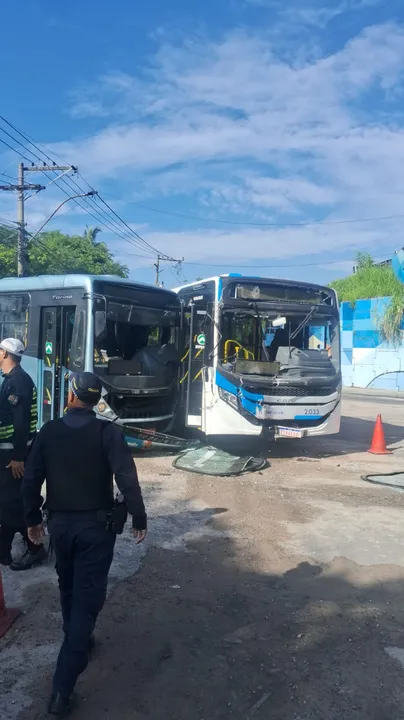 Acidente com ônibus deixa 15 pessoas feridas
