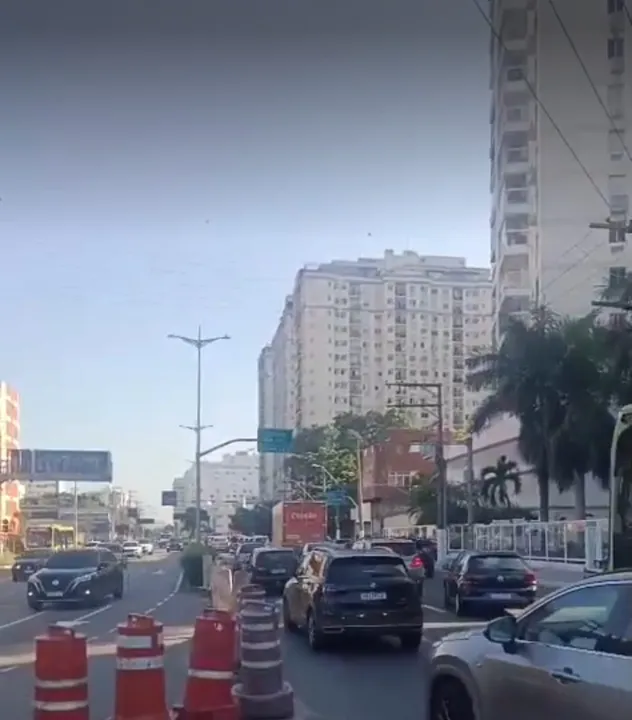 Acidente causa trânsito na  Avenida Roberto Silveira e Avenida Marquês do Paraná