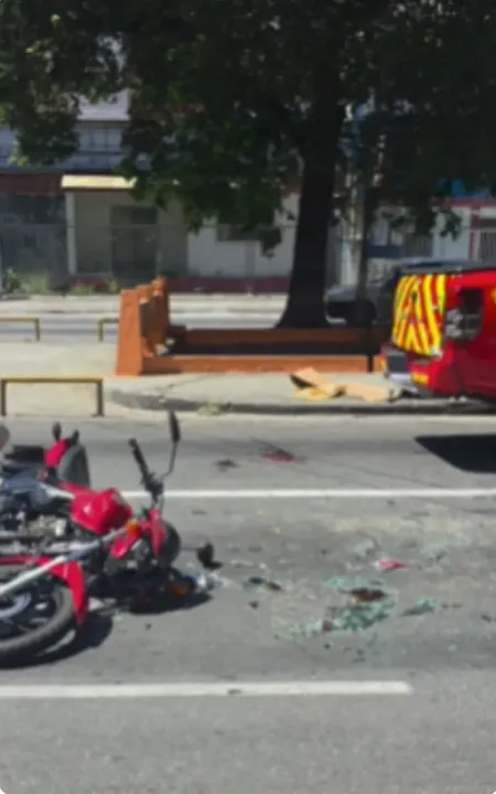 Havia sangue e muito vidro no local do acidente