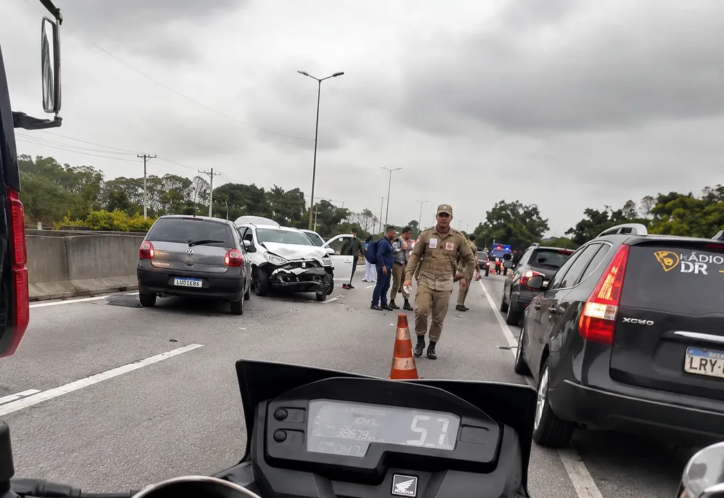 Equipes de resgate e agentes da concessionária atuam após colisão com capotamento na BR-101, em São Gonçalo
